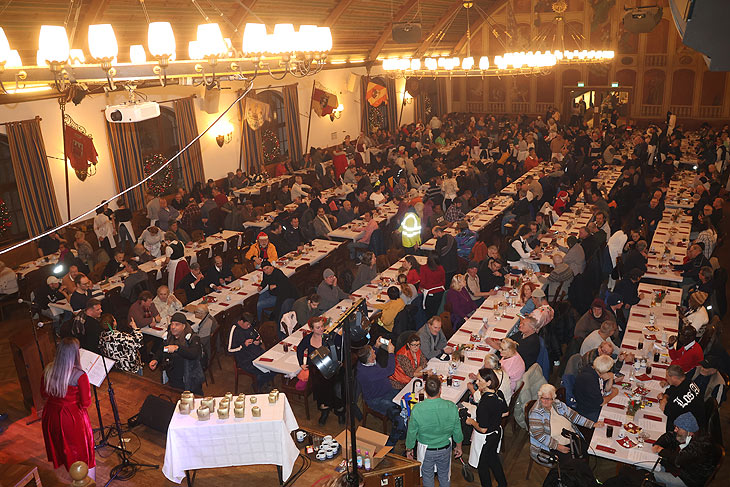 Obdachlosenweihnacht 2023 mit Kardinal Reinhard Marx an Heiligabend im Hofbr&auml;uhaus M&uuml;nchen (&copy;Foto: Martin Schmitz)